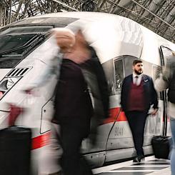 Sträckan Hamburg–Berlin är en av Tysklands viktigaste järnvägskorridorer och används dagligen av både regionaltrafik, höghastighetståg och omfattande godstransporter. Foto: DB