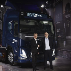 DFDS har nu beställt totalt 225 eldrivna lastbilar av Volvo, vilket är den största flottan i Europa. Till vänser, Roger Alm, vd Volvo Lastvagnar, till höger Niklas Anderson, Executive Vice President och chef för logistikavdelningen på DFDS. Foto: Volvo