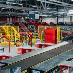 Logistikcentret hanterar internationella, europeiska och inhemska försändelser i en takt på upp till 6 500 per timme. Foto: DHL