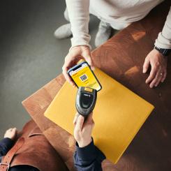 Från och med 1:a februari 2024 blev det möjligt för DHL:s e-handelskunder att lämna in paket på något av DHL:s ombud. Foto: DHL