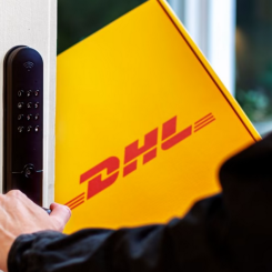 Chauffören får en engångskod till Yale-låset och kan ställa paketet direkt innanför ytterdörren. Foto: DHL