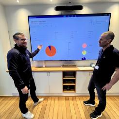 Rickard Stensson, digitaliseringsansvarig demonstrerar hur det nya verktyget kan ge snabbare beslutsunderlag för Fredrik Sandberg, t.f. ekonomichef. Foto: Norrköpings hamn