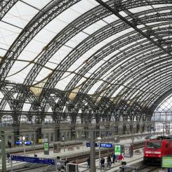 Dresdens stationshall med nytt membrantak.   Foto: Deutsche Bahn, kredit: Volker Emersleben