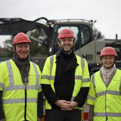 Jens Sjöström (S) investeringsregionråd, Jakop Dalunde (MP) tillträdande trafikregionråd, Michaela Haga (C) gruppledare trafiknämnden. Pressbild: Miljöpartiet i Region Stockholm
