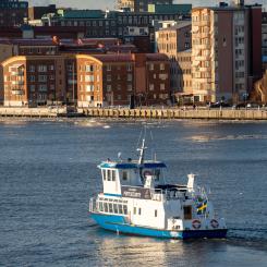 "Nya" M/S Hamnen på testtur vid Eriksberg i Göteborgs Hamns innerhamn. Bild: Göteborgs Hamn AB.