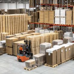 Utöver den egna tillverkningen av förpackningslösningar i wellpapp erbjuds även ett komplett utbud av förpackningsmaterial. Foto: DS Smith