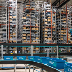 Systemet ska användas för orderhantering åt flera detaljhandelsvarumärken och omfattar omkring 90 000 lådor och brickor. Foto: DSV/Exotec