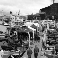Work boats, eller arbetsbåtar, är båtar som används för yrkesbruk, fiske, persontransporter, dykeri, entreprenadarbeten, sjömätning, assistansservice, lotstjänster, bogsering, bärgning och blåljusenheter. Idag är de även mycket populära bland privatpersonen som är i behov av rejälare båtar för att till exempel ta sig till sitt hus året om. Foto: Work Boat Mässan