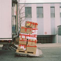 E-handeln driver upp paketvolymerna i Sverige, samtidigt som konkurserna ökar i delar av transportsektorn, särskilt inom post- och kurirverksamhet. Foto: Markus Spiske/Unsplash