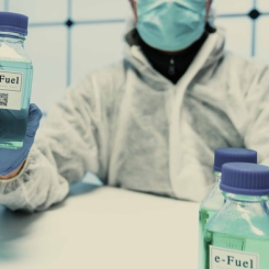 E-bränslen används brett, inte bara för personbilar utan också för lastbilar, flygplan och fartyg. Dess användningsområden sträcker sig även till industriella processer och lagring av överskottsenegi inom energisektorn. Foto: Shutterstock