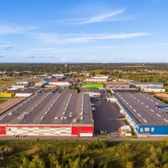 J13 ligger vid motorvägen som kopplar samman Helsingfors, Tallinn och Riga och anses ha ett strategiskt fördelaktigt läge inom Estland.