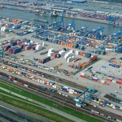 Målet är att digitalisera informationsflödet mellan olika aktörer för att minska manuella processer och öka effektiviteten.  Foto: Port of Rotterdam