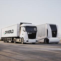 Med start i Jebel Ali Port, den tionde mest trafikerade hamnen i världen, kommer samarbetet omfatta hela Einrides erbjudande, med en flotta av eldrivna tunga fordon, autonoma pilotprojekt, laddinfrastruktur och integration av den AI-drivna operativsystemet Einride Saga, som styr hela ekosystemet. Foto: Einride