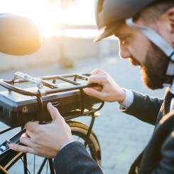 2 % av EU:s batteriproduktion räcker för övergång till lätta elfordon. Foto: