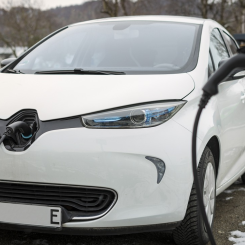 Drygt fem kronor dyrare per mil att ladda bilen publikt än att ladda hemma. Arkivbild