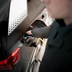 Energimyndigheten har sedan 2016 ett nationellt ansvar att samordna frågor kring laddinfrastruktur. Arbetet har bland annat fokuserat på att bistå Naturvårdsverket med stöd inför utlysningar av medel till laddinfrastruktur. I år har Energimyndigheten fått ett bredare ansvar för att stötta, följa upp och analysera hur en ändamålsenlig laddinfrastruktur kan byggas ut på ett effektivt sätt. Foto: maxim hopman unsplash