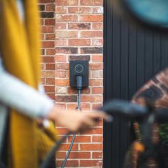 De laddbara personbilarna – elbilar och laddhybrider – utgör fortsatt en majoritet av nyregistreringarna. Foto: Zaptec Unsplash