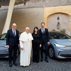 Elbilsöverlämning i Vatikanstaten. Foto: Volkswagen
