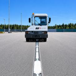 Tekniken bygger på konduktiv laddning via en skena i vägbanan som gör det möjligt för fordon att ladda automatiskt under körning – så kallad dynamisk laddning. Foto: Elonroad