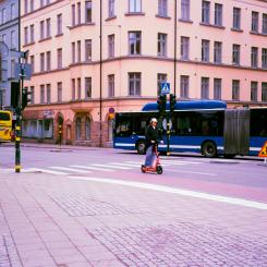 Elsparkcykel i Stockholm. Foto: annie spratt/Unsplash