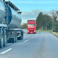 En lastbil ska förses med solpaneler som ska bidra till att täcka delar av fordonets energibehov. Foto: Stina Wickenberg