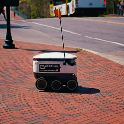 En leveransrobot för mat på väg att korsa gatan i North Carolina, USA Foto: leiada krozjhen/unsplash