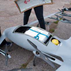 En modell av drönare som testas för transport av laboratorieprover. Foto: VGR