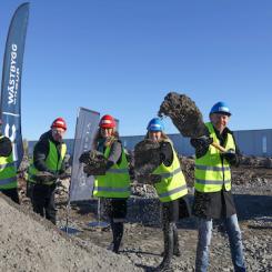 Ett första symboliskt spadtag har tagits för Enköping Logistikcenter. Foto: Genestas