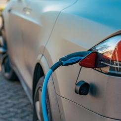 Antalet elbilar har hittills i år minskat, en utveckling som även märks i flera europeiska länder. Foto: ernest ojeh/unsplash
