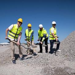 De som höll i spadarna var Karl-Johan Blank, ägare Jula Holding, Lennart Karlsson, VD Jula Logistics, Adam Johansson, kommunstyrelsens ordförande i Falköpings kommun, samt Peter Lennartsson, VD Skeppsviken (byggare). Foto: Jula logistics
