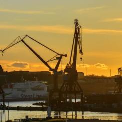 I Sverige går cirka 90 procent av utrikeshandeln via sjöfarten, vilket gör hamnarna centrala för både industrins konkurrenskraft och landets försörjningsberedskap. Foto: Transportföretagen