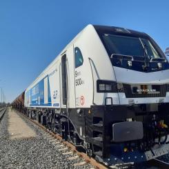 EURO9000 är en ny hybrid lokomotivmodell avsedd för användning i hela Europa. Denna lokomotivtyp erbjuder en dragkraft på upp till 500 kN. Den har en effekt på 1,9 megawatt i dieselläge och kan nå upp till 9 megawatt i elektriskt läge. EURO9000-lokomotivet representerar en naturlig utveckling av Stadlers lokomotivfamiljer EuroDual och Euro4000. Foto: European Loc Pool (ELP)