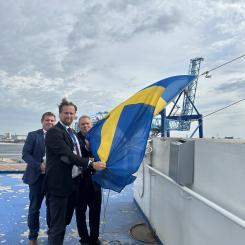 Finnlines Line Manager Antonio Raimo, VDn för Finnlines Ship Management AB Thomas Doepel och fartygets befälhavare Jan Isberg, tillsammans med regionstyrelsens ordförande i Skåne Carl Johan Sonesson genomförde cermonin. Foto: Finnlines