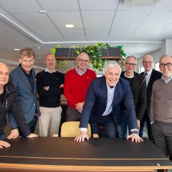 Johan Ragnar på Ragnars i Forserum (längst till vänster) som har deltagit i tidigare projekt. Vid pressträffen hos Ragnars i Forserum deltog även Claes Johansson vd för Nässjö Näringsliv, Peter Wärnbring vd för Ragnars i Forserum, Stefan Brolin, projektledare på Tekniska Högskolan, Jönköping University, Matz Magnusson, Projektledare för Evolve 2.0, Patrik Holst näringslivsutvecklare, Jönköpings kommun, Johan Thorsell näringslivschef, Vaggeryds kommun och Sven Rydell, näringslivschef Jönköpings kommun. Foto: Nässjö Näringsliv