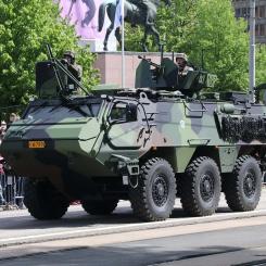 Finska försvarsmaktens flaggdagsparad 2022 med Patrias 6x6 XA-300 APC. . Foto: Wikipedia Common Lic. Kredit: MKFI