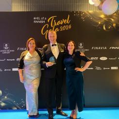 Marco Palmu, chef för Finnlines passagerarservice, Satu Hirvenoja, försäljningschef, och Mira Alhonen, marknadschef, som båda representerar Finnlines passagerarservice, tog emot priset för Årets transportbolag. Foto: Finnlines Plc.