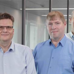 Gruppfoto, från vänster: Jussi Roivainen (chefdesigner, medgrundare), Martti Forsell (CTO och chefsarkitekt, medgrundare) och Timo Valtonen (VD, medgrundare): Foto: Flow Computing/VTT