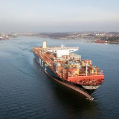Hälften av Sveriges containerhandel går via Göteborgs Hamn och 30 procent av Sveriges totala export går via hamnen.