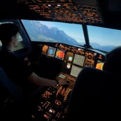 - Vi har en unik utbildning, men det är svårare idag att locka elever till yrkesprogram på gymnasiet. Vi vill förmedla hur spännande det här yrket är, och hur viktig en flygmekaniker är för flygtrafiken, säger Johan Willgard, yrkeslärare på flygteknikutbildningen på Arlandagymnasiet. Inom de kommande tre åren behöver 88 procent av underhållsverkstäderna inom flygbranschen anställa flygmekaniker. Foto: Sigtuna kommun