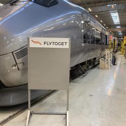 Arbetet omfattar samtliga 15 tågsätt och kommer att pågå i över ett år. Bland annat ska luftrören i golven bytas ut och tätningar i underredena förnyas, vilket förbättrar skyddet för tågens komponenter. Foto: Flytoget
