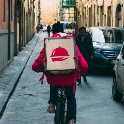 Foodora etablerades i Finland 2015 men efter avslutade omställningsförhandlingar står det nu klart att bolaget avvecklar verksamheten. Foto: Kai Pilger/Unsplash