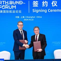 Göteborgs Hamns VD Göran Eriksson och Shanghais transportkommissions generaldirektör Yu Fulin vid signeringen på North Bound Forum i Shanghai den 22 oktober. Bild: North Bound Forum.