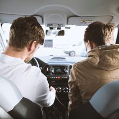 Regeringen gav i februari 2023 i uppdrag till Transportstyrelsen att genomföra en översyn av förarutbildningssystemet. Foto: david emrich/Unsplash