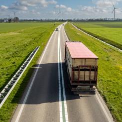 Avtalet ska bidra till en mer robust logistikkedja där civila transportföretag kan stödja militära transporter av personal och materiel. Foto: sven brandsma / unsplash