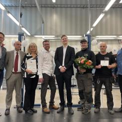 Från vänster till höger: Tomas Tärnfos (Motorbranschcollege), Stefan Sjöquist (Motorbranschcollege), Maria Barnes, biträdande rektor fordons- och transportprogrammet, Fredrika Bremergymnasiet, Morten Sjursen (Olofsson Bil), Adam Simonsson (ordförande i gymnasie- och arbetsmarknadsnämnden), Mattias Svensson (elev), Daniel Diglert (lärare), Jonas Hehrne (verksamhetsledare Motorbranschcollege). Foto: Haninge kommun