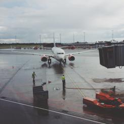 Kvalitetstransport fokuserar på bud- och distributionstjänster samt flygterminallogistik vid Gardermoens flygplats i Oslo och är etablerade i Bergen. Foto: robert bye/unsplash