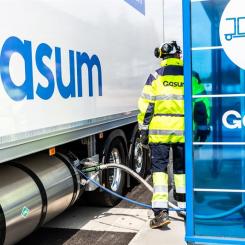 Stationen i Keminmaa betjänar både tung trafik och personbilar, eftersom det är möjligt att tanka både flytande och komprimerad biogas där. Foto: Gasum