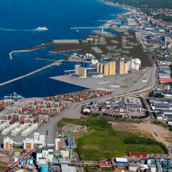 Visionsbild över framtidens containerterminal i södra Helsingborg. Satsningen ska möta ökande godsvolymer och skapa förutsättningar för fortsatt utveckling av säkra och effektiva flöden. Foto: Helsingborgs hamn