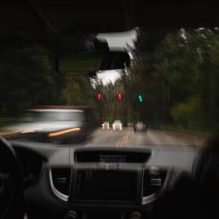 Smart eye och Greater Than genomför en datadriven undersökning för att analysera hur förarens beteenden, såsom ögonrörelser och reaktioner på distraktionsvarningar, påverkar sannolikheten att vara med i en olycka och bidrar till utvecklingen av avancerade säkerhetssystem i bilen. Foto: aedrian/unsplash