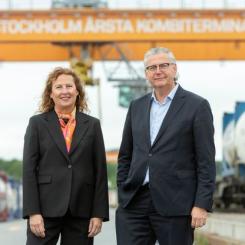 Jernhusens vd Biljana Pehrson och Green Cargos vd Henrik Dahlin på Årsta kombiterminal. Foto: Peter Lydèn Green Cargo AB/Jernhusen AB